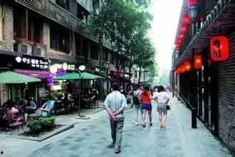 重庆街头吃瓜,麻辣吃瓜,品味市井生活百态