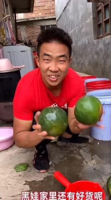 精神小伙挨打吃瓜,一场网络暴力与正义的较量