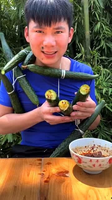 精神小伙挨打吃瓜,一场网络暴力与正义的较量