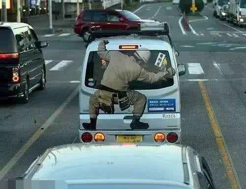 大巴司机低头吃瓜车祸,大巴司机低头吃瓜引发车祸