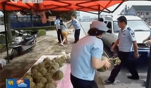 城管执法吃瓜,吃瓜群众见证执法公正