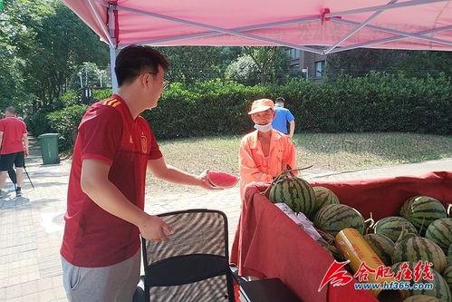 番禺外卖小哥吃瓜,番禺外卖小哥的夏日“瓜”事