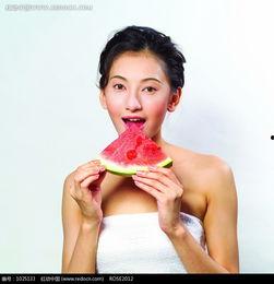 美女跳舞吃瓜图片,美女跳舞的视觉盛宴