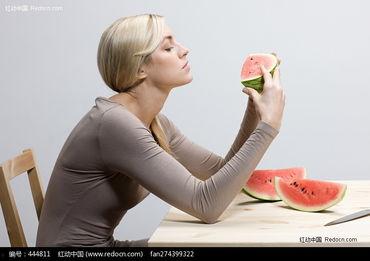 美女跳舞吃瓜图片,美女跳舞的视觉盛宴