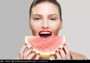 美女跳舞吃瓜图片,美女跳舞的视觉盛宴