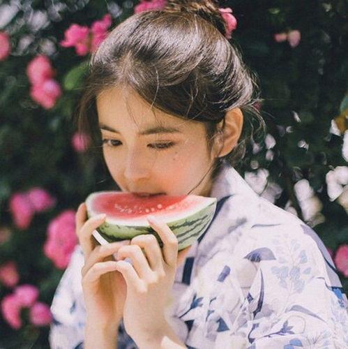 吃瓜女孩头像情头,吃瓜女孩头像情头背后的浪漫故事