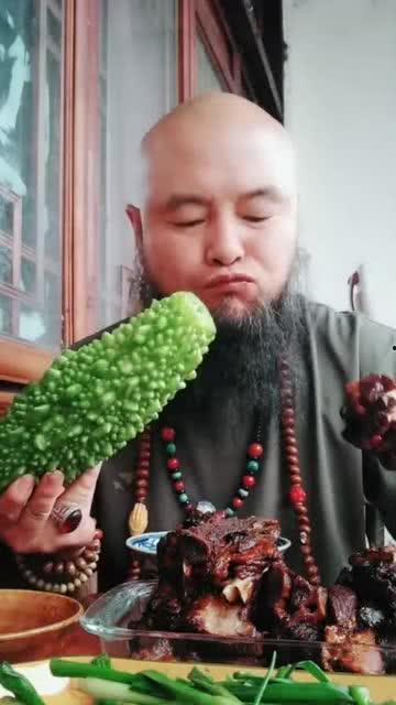 大叔吃瓜减肥,轻松享“瘦”生活新体验