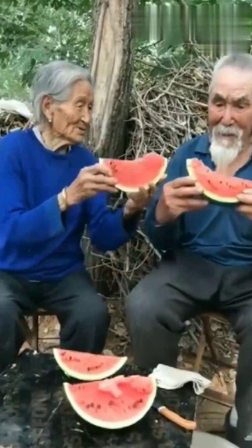 老奶奶吃瓜图,老奶奶的悠闲夏日时光