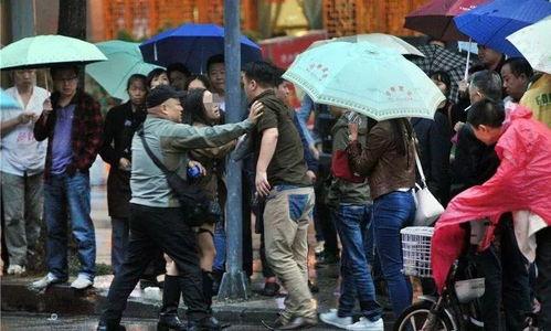 小伙吃瓜看落水,小伙吃瓜看落水，意外见证惊险一幕