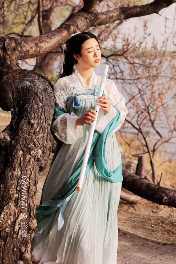 汉服袒露吃瓜事件,袒露吃瓜事件引发社会热议