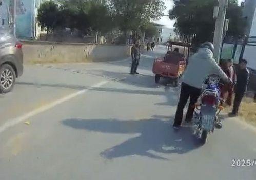 男子车祸吃瓜自己瓜,自己瓜成焦点