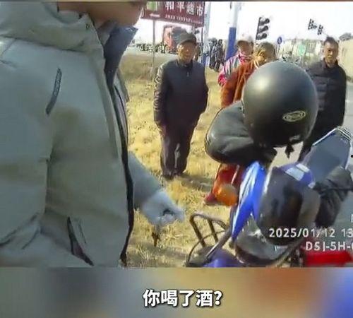 男子车祸吃瓜自己瓜,自己瓜成焦点