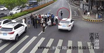 男子车祸吃瓜自己瓜,自己瓜成焦点