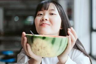 吃瓜少女拍照情侣,吃瓜少女捕捉拍照情侣的浪漫瞬间