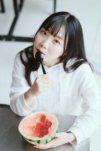 吃瓜少女拍照情侣,吃瓜少女捕捉拍照情侣的浪漫瞬间