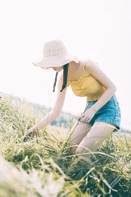 吃瓜少女拍照情侣,吃瓜少女捕捉拍照情侣的浪漫瞬间