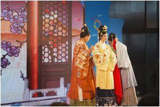 明镜华服吃瓜,揭秘宫廷服饰背后的吃瓜故事