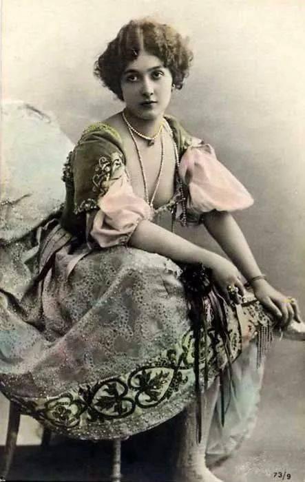 明镜华服吃瓜,揭秘宫廷服饰背后的吃瓜故事