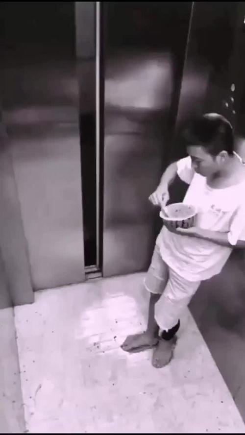 电梯内吃瓜群众,揭秘现代都市人的社交百态